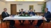 Prim-ministrul kosovar Albin Kurti (stânga) și președintele sârb Aleksandar Vučić (dreapta) discută cu șeful politicii externe a Uniunii Europene, Josep Borrell (al doilea în dreapta), în Ohrid, Macedonia de Nord, 18 martie.
