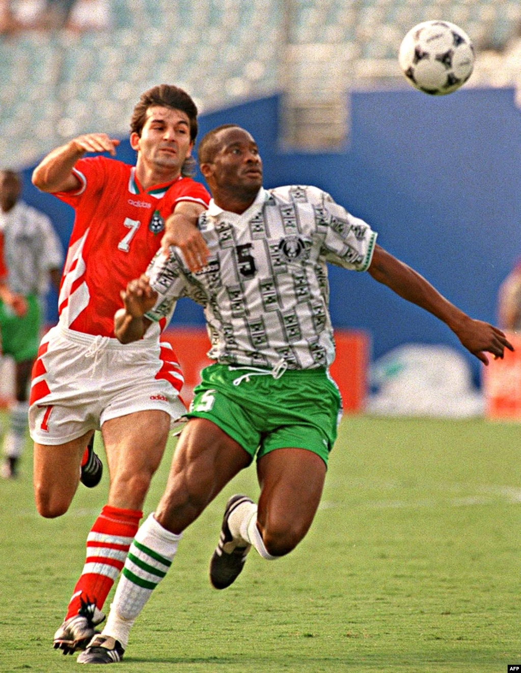 Емил Костадинов в борба за топката с Уче Окечукви при загубата на България от Нигерия с 0:3 в първия мач на българските национали на "САЩ 94", Далас, 21 юни 1994 г.