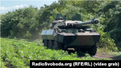 Украинские военнослужащие 37-й отдельной бригады морской пехоты ВСУ на французских колесных танках AMX-10RC в Донецкой области, июль 2023 года