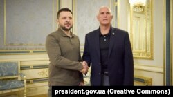 Президентът на Украйна Володимир Зеленски се срещна в четвъртък в Киев с бившия вицепрезидент на САЩ - републиканецът Майк Пенс.