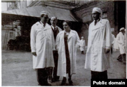 Уилки (крайний слева) на кондитерской фабрике "Красный Октябрь" в Москве. Сентябрь 1942 года