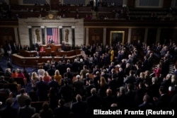 Республиканские члены Палаты представителей Конгресса США аплодируют новому спикеру Майку Джонсону, 25 октября 2023 года