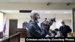 Гражданский журналист, участник общественного движения «Крымская солидарность» Куламет Ибраимов в здании Южного окружного военного суда