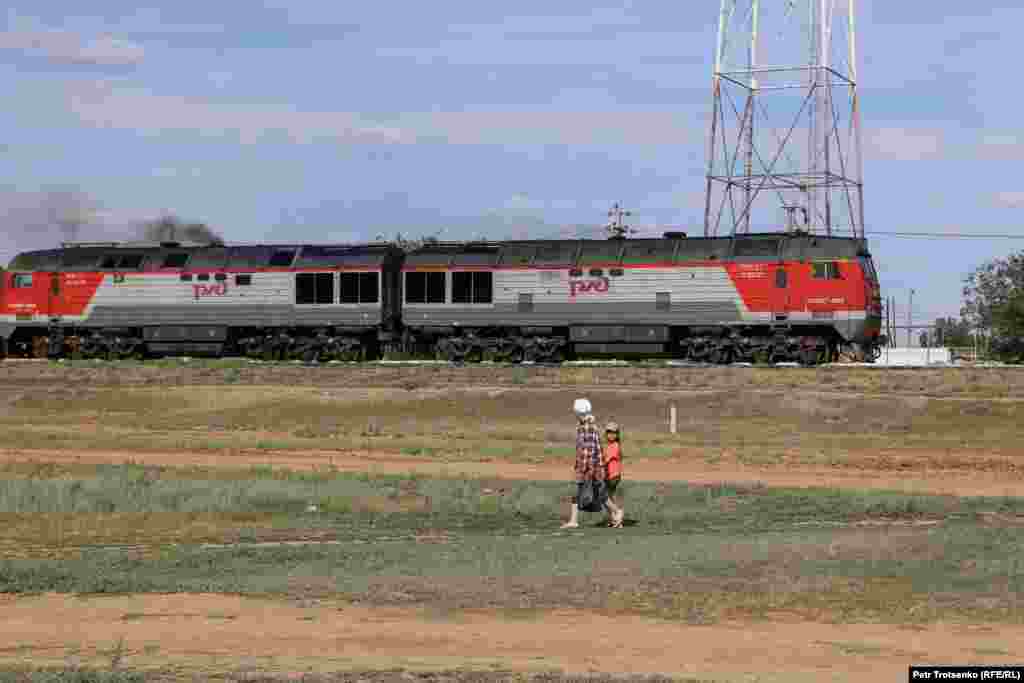 Un tren trece prin Saihin, în regiunea Kazahstanului de Vest.&nbsp; Saihin, un sat care are aproximativ 3.000 de locuitori, se află la doar 80 de kilometri de terenul de antrenament militar rusesc Kapustin Iar. De pe acest sit de testare, în anii 1950, au fost lansați câini în spațiu și au fost efectuate cel puțin 29 de teste nucleare. Situl continuă să funcționeze și astăzi ca teren de testare pentru rachete intercontinentale și alte tipuri de armament.&nbsp;