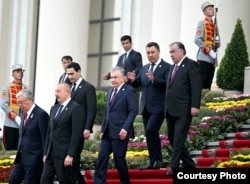 Борбор Азия мамлекеттеринин президенттери жана Азербайжандын президенти Илхам Алиев Дүйшөмбүдөгү жолугушууда. 2023-жыл, 14-сентябрь.