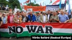 Partidul Fidesz al lui Viktor Orban își prezintă politicile pro-rusești în chestiunea Ucrainei ca pacifism, ca la acest marș din 1 iunie, 2024, de la Budapesta. 