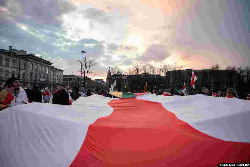 Exiled Belarusians held a sunset march through the streets of the Lithuanian capital, Vilnius, on March 25 to commemorate the 106th anniversary of Belarus&#39;s declaration of independence. The Belarus People&#39;s Republic declared its independence on March 25, 1918, and remained autonomous until December 1918, when it was absorbed into the newly established Soviet Union.
