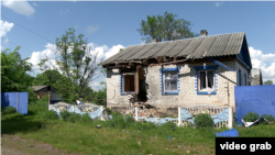 Зруйнований російськими обстрілами будинок у селі Тимоновичі на Чернігівщині