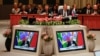 Министърът на външните работи на Русия Сергей Лавров присъства на пленарната сесия, докато руският президент Владимир Путин говори във видеовръзка на срещата на върха на БРИКС на 28 април 2023 г. в Южна Африка.