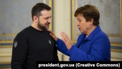 Ukrainian President Volodymyr Zelenskiy (left) and IMF chief Kristalina Georgieva talk in Kyiv on February 20. 