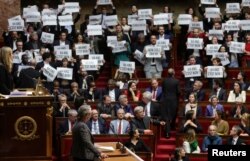 Članovi parlamenta ljevice drže plakate i pjevaju Marseljezu, francusku himnu, dok francuska premijerka Elisabeth Borne pokušava da održi govor o zakonu o penzijskoj reformi u Nacionalnoj skupštini u Parizu, Francuska, 16. marta 2023.