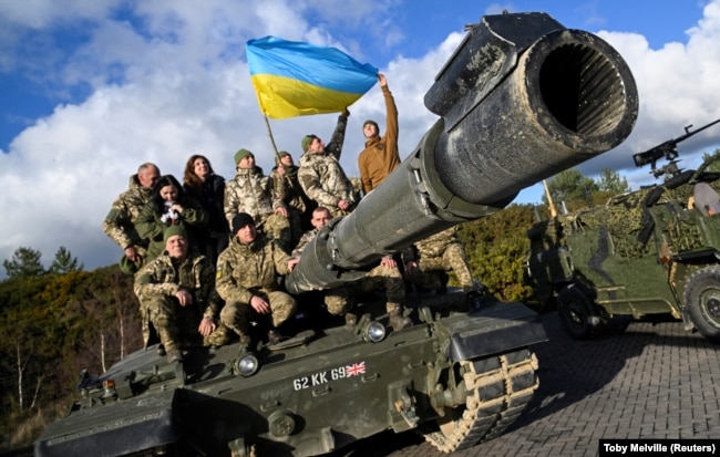 Украинские военнослужащие на танке Challenger 2 на военной базе в Великобритании