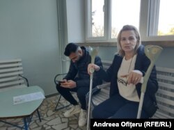 Angela Munteanu spune că nu a avut nevoie niciodată de concediu medical până anul trecut. Femeia e nemulțumită că din acest an concediul medical se va impozita cu 10%.