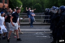 Полицаи се сблъскват с протестиращи по време на демонстрацията "Стига толкова", свикана от крайнодесни активисти в Бристол на 3 август 2024 г.