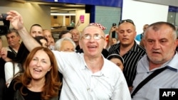 Dario Kordić, u sredini, nakon što je oslobođen, 6. juna 2014. u zagrebačkoj zračnoj luci. 