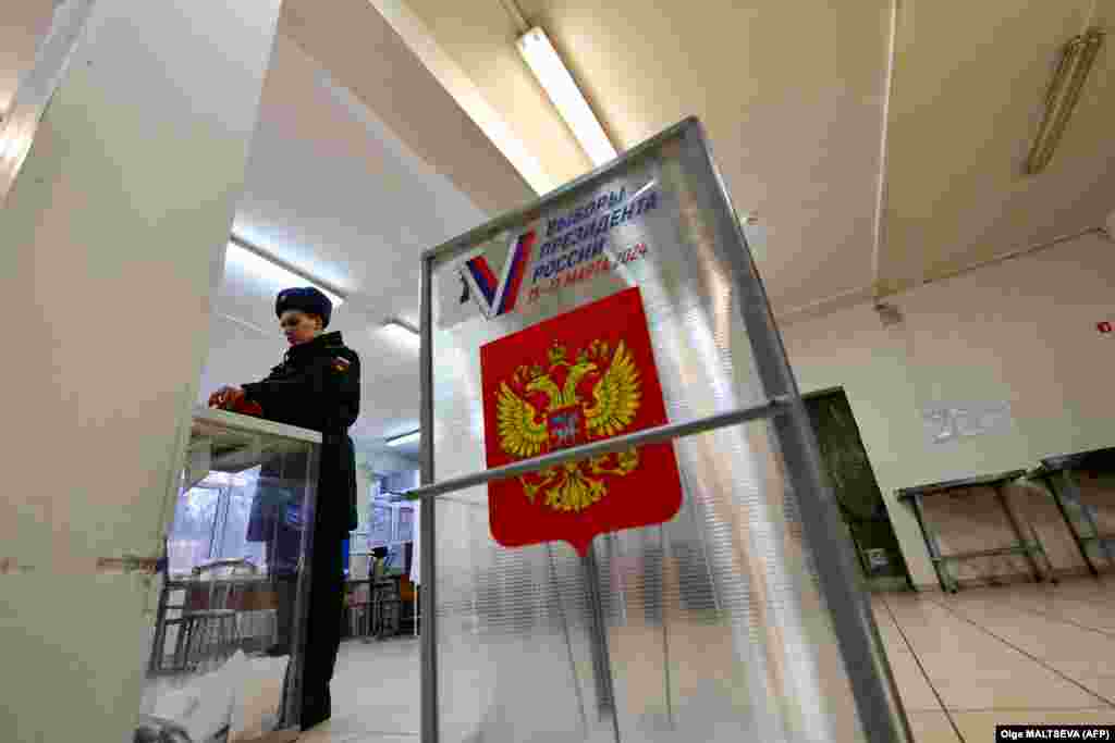 Glasačka kutija u Lenjingradskoj oblasti. Putin (71), koji je na vlasti od 1999. kao predsednik ili premijer, pobedom na izborima trebalo bi da obezbedi novi šestogodišnji mandat.