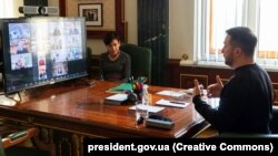 Президент Украины Владимир Зеленский во время встречи в онлайн-формате с послами фандрейзинговой платформы United24. Киев, апрель 2024 года