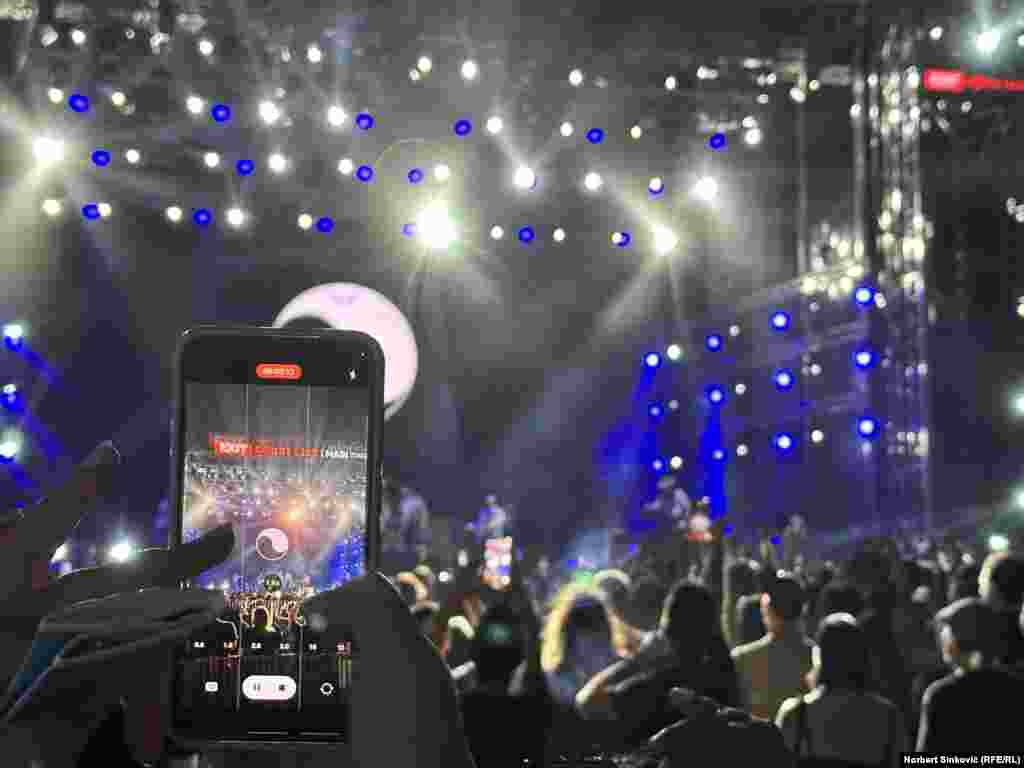 Detalj sa koncerta Viagraboysa, na otvaranju Exita, 2023.&nbsp;Na samom festivalu su i dve &quot;phone-free&quot; zone, u okviru kojih će posetioci moći da uzmu predah od digitalnog sveta.
