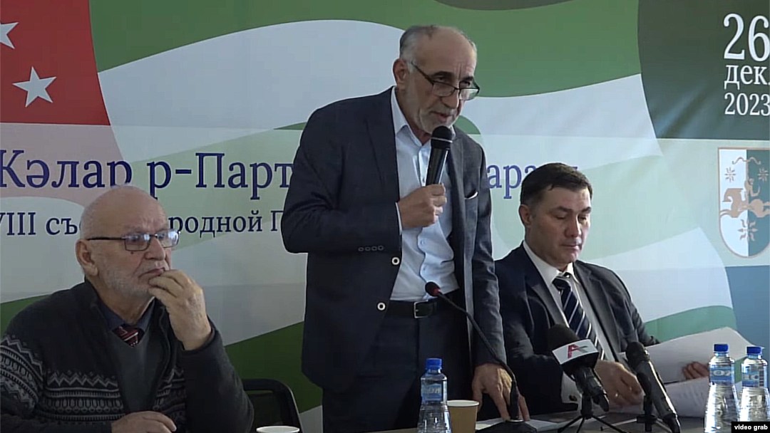 Слева направо: Юрий Квициния, Рафаэль Ампар и Шамиль Адзынба