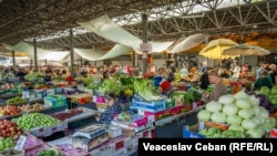 Potrivit calculelor Europei Libere, în urma implementării reformei fiscale, prețurile la produsele alimentare de bază va crește cu aproximativ 10%. În imagine: Piața Centrală din Chișinău
