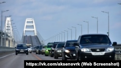 Автомобили на Керченском (Крымском) мосту. Иллюстрационное фото