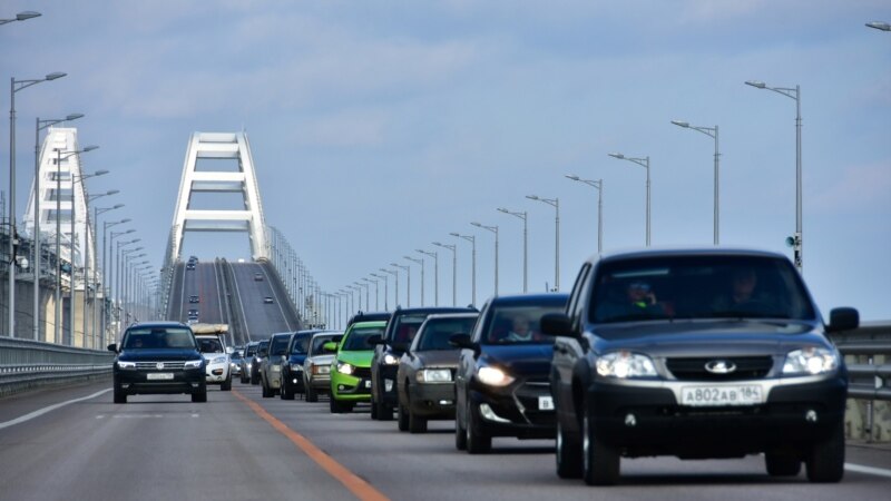 Штурмовые «отряды» Крыма: россияне открыли сезон пробок у Керченского моста
