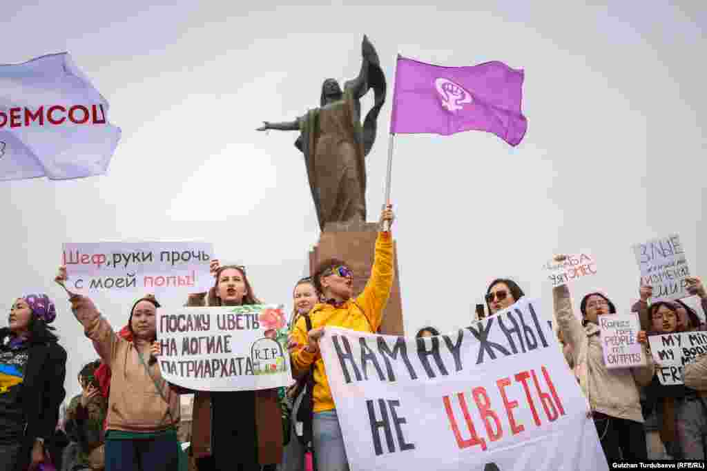 Маршка болжол менен беш жүздөй адам катышты. Жаштар колуна аялдардын эркиндигин, билим алып, өзү каалагандай татыктуу жашоосун, аларды зордук-зомбулуктан коргоону камсыз кылууну талап кылган жазууларды кармап чыгышты. &nbsp; &nbsp; 