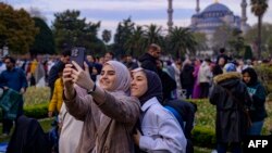 Султанахмет мечитинин жанында сүрөткө түшкөн кыздар. Стамбул шаары.