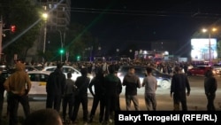 18-майда көчөгө чыккан жүздөгөн жаштар, Бишкек шаары