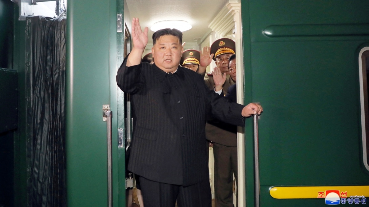 Севернокорейският лидер Ким Чен-ун пристигна във вторник с личния си