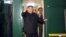 Севернокорейският лидер Ким Чен-ун маха от своя влак, докато заминава от Пхенян към Русия на 10 септември. Снимката беше публикувана от централната информационна агенция на Северна Корея на 12 септември 