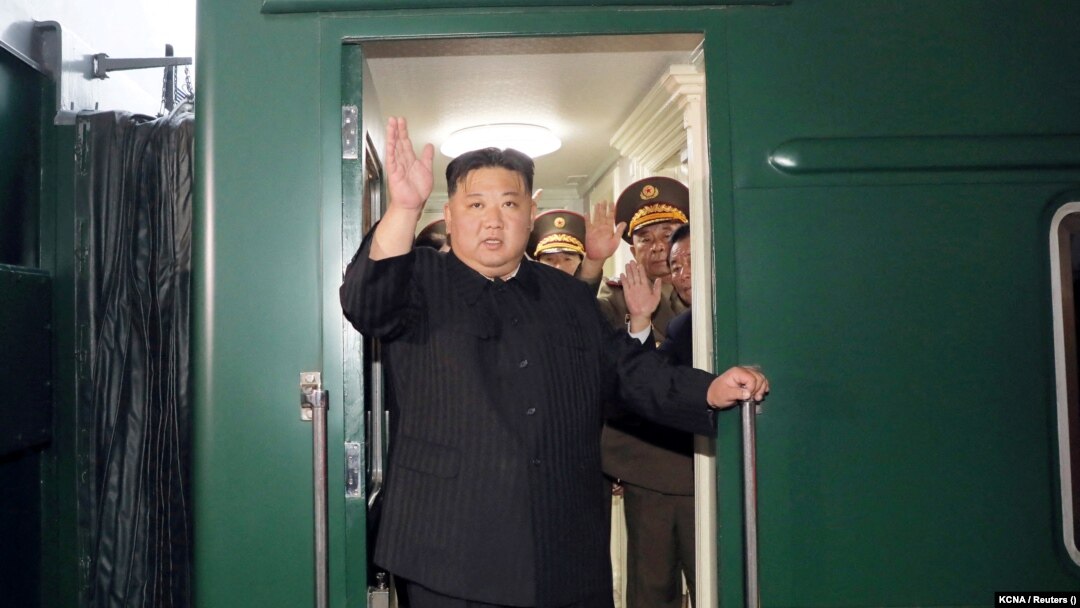 Liderul nord-coreean Kim Jong Un salută mulțimea, din trenul personal, în timp ce pleacă din Phenian spre orașul rusesc Vladivostok, pe 12 septembrie 2023. Imagine difuzată de Agenția Centrală de Presă Coreeană din Coreea de Nord.