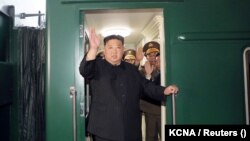 Liderul nord-coreean Kim Jong Un salută mulțimea, din trenul personal, în timp ce pleacă din Phenian spre orașul rusesc Vladivostok, pe 12 septembrie 2023. Imagine difuzată de Agenția Centrală de Presă Coreeană din Coreea de Nord.