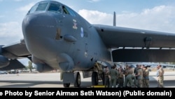 Echipajul aerian al Escadrilei 20 Bombardament, Baza Aeriană Barksdale, Louisiana, la Baza Aeriană Mihail Kogălniceanu, România, iulie 2024.