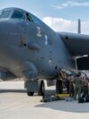 Echipajul aerian al Escadrilei 20 Bombardament, Baza Aeriană Barksdale, Louisiana, la Baza Aeriană Mihail Kogălniceanu, România, iulie 2024.
