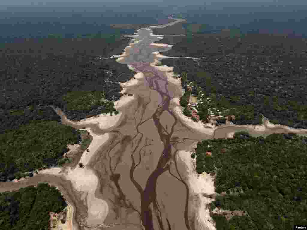 Rijeka Tumbira, koja je pogođena sušom rijeke Negro, u Irandubi, država Amazonas, Brazil, 7. oktobra 2023.