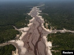 Pogled iz vazduha na reku Tumbiru, koja je pogođena sušom reke Negro, u rezervatu za održivi razvoj Rio Negro, u Irandubi, država Amazonas, Brazil, 7. oktobra 2023.