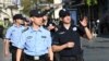 Szerbiában már megjelentek a kínai rendőrök, a képen éppen Belgrádban láthatók szerb rendőrök társaságában