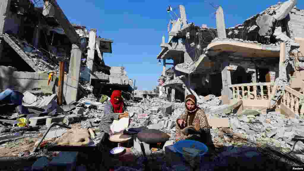 Palesztinok kenyeret sütnek az izraeli csapásokban lerombolt otthonaik között az ideiglenes tűzszünet idején Hán Júniszban 2023. november 30-án.&nbsp;Az ilyen, nagy felbontású műholdképeken alapuló becslések még mindig alulbecsülhetik a pusztítás mértékét, mivel nem mutatják az összes épületkárt &ndash; például egy összeomlott, ép tetővel rendelkező épület is tűnhet sértetlennek