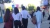 تصویری از مقاومت مدنی زنانی که در ایران از حجاب اجباری سر باز می‌زنند