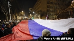 Tüntetők egy hatalmas orosz zászlóval Belgrádban