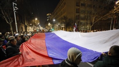 Белградската полиция блокира крайнодесни демонстранти които опитаха да щурмуват сградата