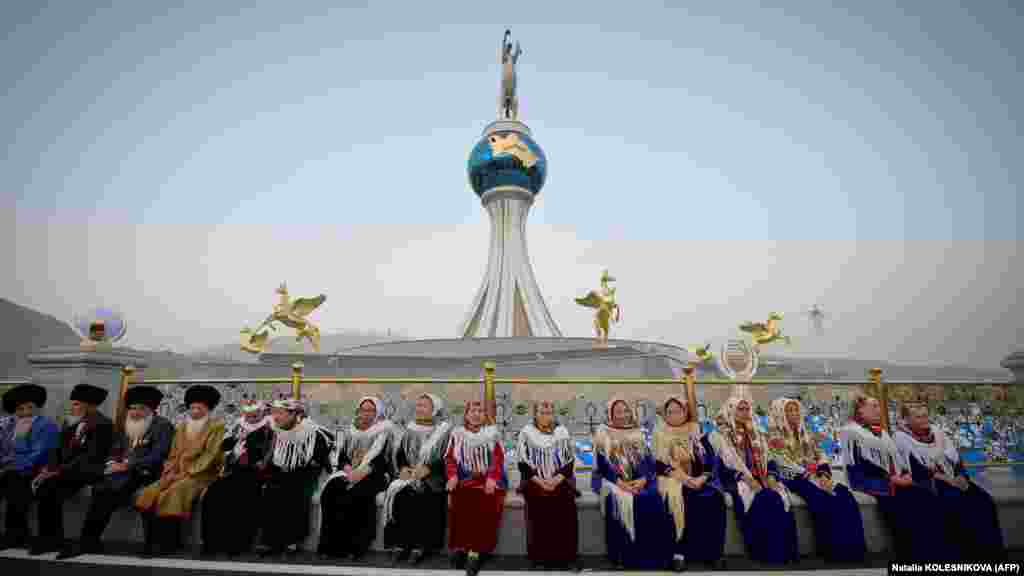 Люди в традиционных одеждах ждут начала церемонии. Подавляющее большинство граждан Туркменистана живут за чертой бедности, несмотря на богатые запасы природного газа в стране