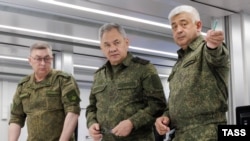Снимка, публикувана от руското Министерство на отбраната, показва, че министърът на отбраната Сергей Шойгу (в средата) инспектира военна част на 26 юни.