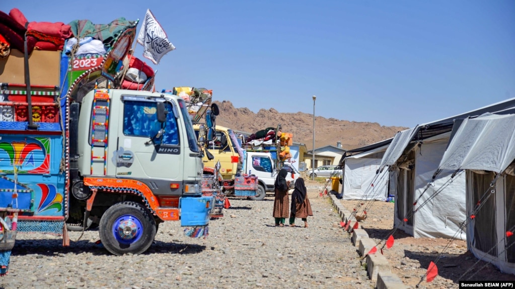 5月22日、パキスタンからカンダハル州タクタプル地区に到着したアフガニスタン難民が登録センターに到着した。