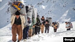 شهروندان کولبر در مناطق کردنشین ایران که با حمل کالا بر دوش در مناطق مرزی درآمد کسب می کنند