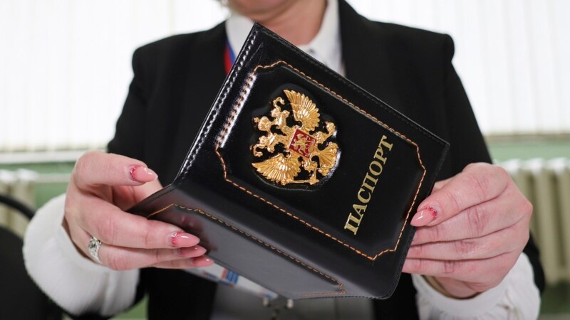 وزارت داخله روسیه پاسپورت های صد ها تن را که تابعیت روسیه را حاصل کرده بودند، باطل کرد