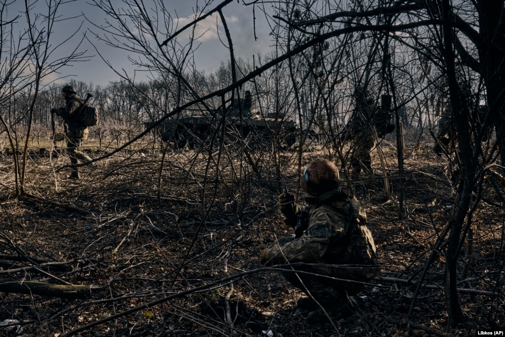 Ushtarët nga Ukraina duke zënë pozicione përgjatë vijës së frontit në zonën e Bahmutit.