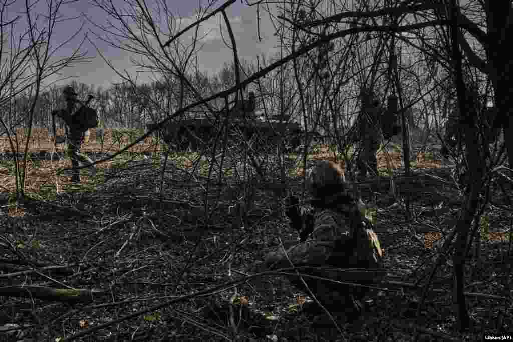 Украински војници се распоредуваат на одбранбената линија.