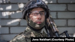 Джона Нейдхарт 14 червня добровільно здався швейцарській поліції, щоб додатково привернути увагу до України під час Саміту миру в Швейцарії